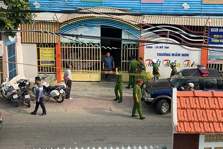 Lực lượng công an nỗ lực khống chế người đàn ông, giải cứu thành công các bé.