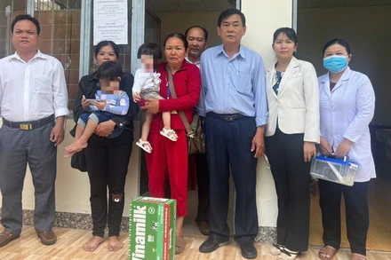 Ngành chức năng tỉnh Tiền Giang bàn giao 2 bé cho gia đình.