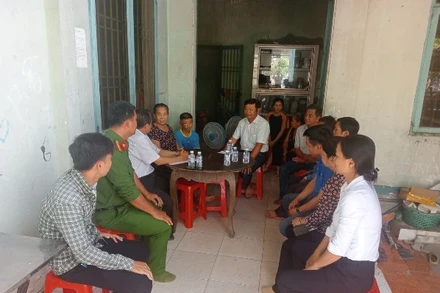 Ngành chức năng đến thăm hỏi, động em gia đình và em Hồ Thanh B.