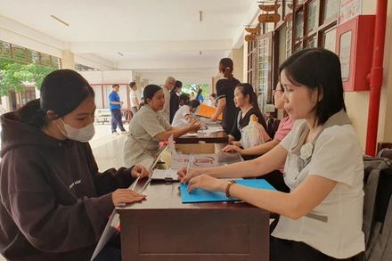 Thí sinh làm thủ tục dự thi vào Trường Trung học phổ thông Chuyên Tiền Giang tại kỳ thi tuyển sinh vào lớp 10 năm học 2024-2025.