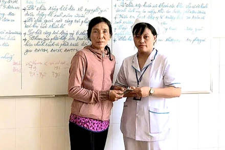 Điều dưỡng Nông Thị Mỹ Tiên trao trả lại số tiền cho gia đình người bị đánh rơi. 