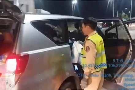 Lực lượng Cảnh sát giao thông hỗ trợ đưa chị Xuân và 2 cháu vào bệnh viện.