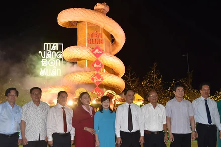 Các đại biểu chụp ảnh lưu niệm tại khu linh vật rắn ở đường hoa Quảng trường Hùng Vương.