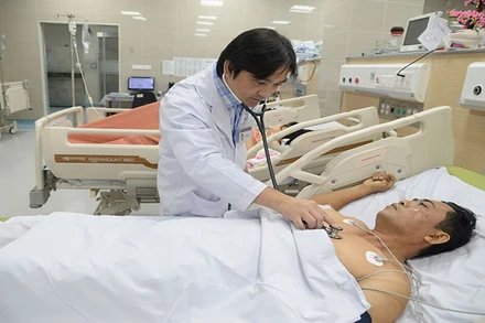 Bác sĩ thăm khám cho bệnh nhân Nguyễn Công Nh.