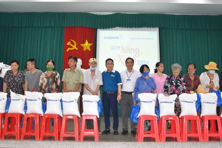 Eximbank Tiền Giang trao quà cho các hộ nghèo tại thành phố Mỹ Tho (Tiền Giang).