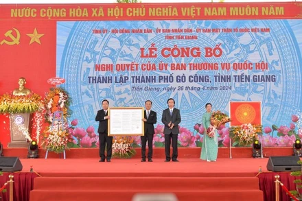 Đồng chí Nguyễn Văn Danh, Ủy viên Trung ương Đảng, Bí thư Tỉnh ủy, Trưởng Đoàn Đại biểu Quốc hội đơn vị tỉnh Tiền Giang trao Nghị quyết của Ủy ban Thường vụ Quốc hội cho lãnh đạo thành phố Gò Công. 