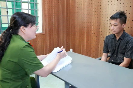 Cơ quan Cảnh sát điều tra-Công an tỉnh Tiền Giang làm việc với đối tượng Võ Văn Chất.