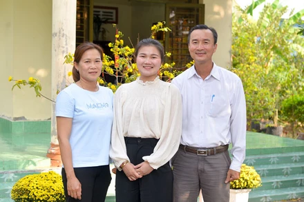 Em Đinh Quý Ái Nhân (giữa) cùng cha, mẹ.