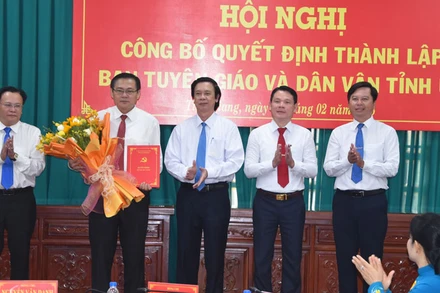 Đồng chí Nguyễn Văn Danh (thứ 3 từ trái sang) trao Quyết định thành lập Ban Tuyên giáo và Dân vận Tỉnh ủy Tiền Giang.