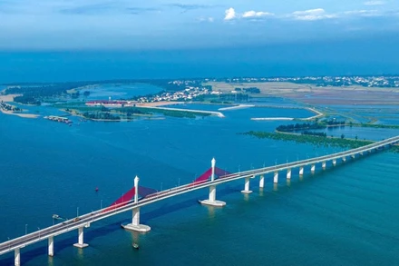 Cầu Cửa Hội mở ra không gian phát triển mới cho hai tỉnh Nghệ An và Hà Tĩnh.