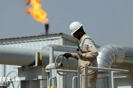 Nhân viên làm việc tại cơ sở khai thác dầu ở Wasit, Iraq. (Ảnh: THX/TTXVN)