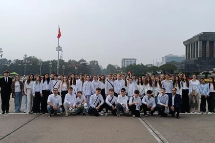 Các em học sinh tỉnh Irkutsk tham quan Lăng Chủ tịch Hồ Chí Minh.