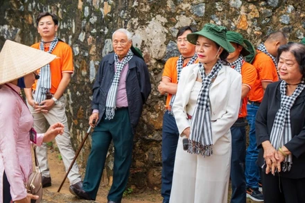 Nguyên Phó Chủ tịch nước Trương Mỹ Hoa cùng các thành viên Quỹ học bổng Vừ A Dính thăm nhà tù Phú Hải-Côn Đảo. (Ảnh THU HƯƠNG)