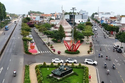 Tượng đài Chiến thắng Long Khánh nằm bên Quốc lộ 1A ngang qua trung tâm thành phố Long Khánh, ghi tạc chiến công lịch sử của quân dân Long Khánh trong chiến dịch Xuân Lộc-Long Khánh từ ngày 9-21/4/1975.