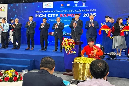 Các đại biểu thực hiện nghi thức khai mạc hội chợ.