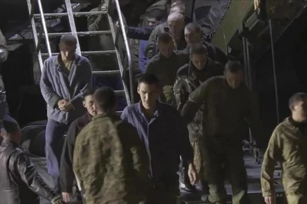 Trao đổi tù nhân Nga-Ukraine. (Ảnh: Anadolu/TTXVN)