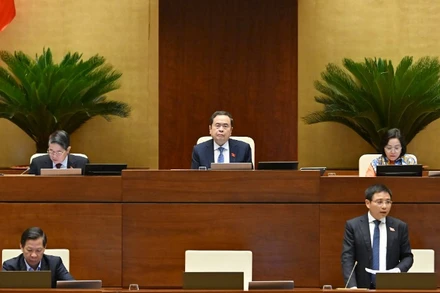 Bộ trưởng Tài chính Nguyễn Văn Thắng phát biểu giải trình, làm rõ một số vấn đề các đại biểu Quốc hội nêu. (Ảnh: THỦY NGUYÊN)