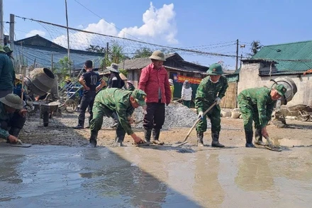 Ngày 12/3, cán bộ, chiến sĩ Đồn Biên phòng Na Ngoi cùng bà con nhân dân địa phương xây dựng sân bê-tông nhà văn hóa bản Phù Khả 2, xã Na Ngoi, huyện Kỳ Sơn.