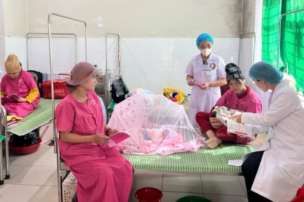 Cán bộ y tế chăm sóc sức khỏe cho bà mẹ-trẻ em tại Trung tâm Kiểm soát bệnh tật thành phố Huế. (Ảnh: THÁI SƠN)