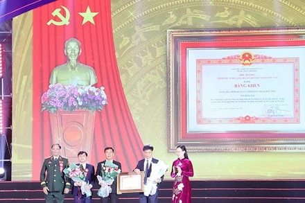 Phó Chủ tịch Quốc hội Trần Quang Phương và Bí thư Tỉnh ủy Quảng Ngãi Bùi Thị Quỳnh Vân trao Bằng khen của Thủ tướng Chính phủ tặng Đảng bộ, chính quyền và nhân dân thị xã Đức Phổ .