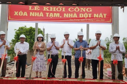 Các đại biểu thực hiện nghi thức khởi công.