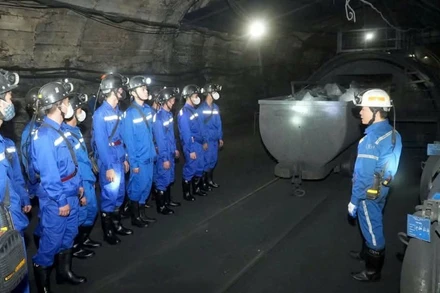 Học sinh Trường cao đẳng Than-Khoáng sản Việt Nam tham quan thực tế hiện trường sản xuất tại Công ty Than Mạo Khê-TKV.