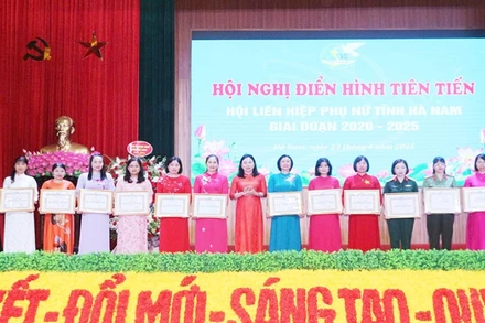 Đồng chí Phó Bí thư Thường trực Tỉnh ủy Đinh Thị Lụa tặng Bằng khen của Hội Liên hiệp Phụ nữ tỉnh Hà Nam cho các tập thể có thành tích xuất sắc trong công tác hội.