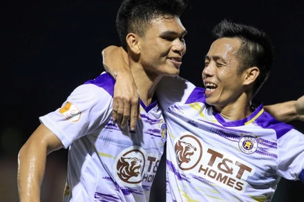 Niềm vui của các cầu thủ Hà Nội FC với chiến thắng 2-1 trước Sông Lam Nghệ An. (Ảnh HNFC)