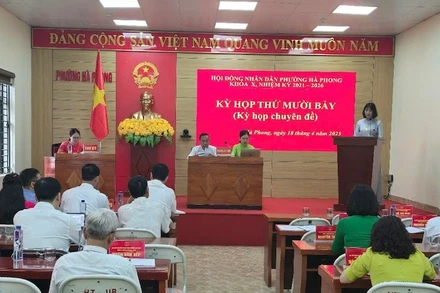 Hội đồng nhân dân phường Hà Phong, thành phố Hạ Long tổ chức kỳ họp chuyên đề.