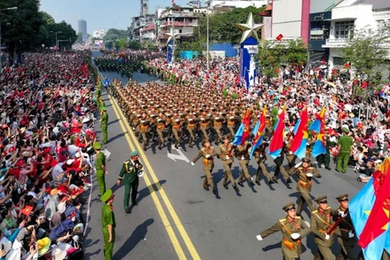 Đoàn diễu binh, diễu hành trên đường phố trong sự chào đón của hàng chục nghìn người dân. (Ảnh: TUẤN HUY)