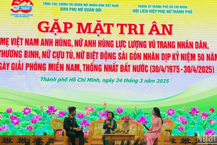 Giao lưu nhân chứng lịch sử. (Ảnh: CHI MAI)