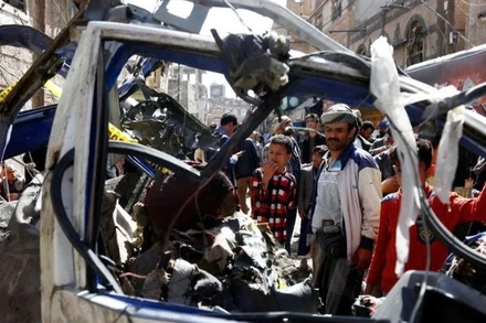 Một chiếc xe bị hư hại sau cuộc không kích tại Yemen. (Ảnh: Tân Hoa xã)