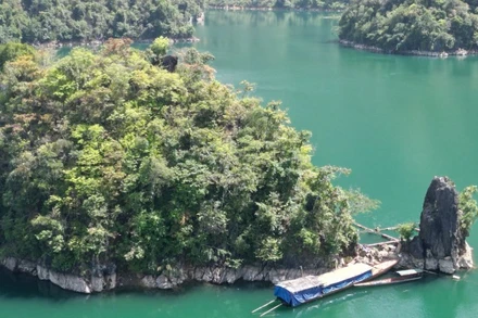 Theo phản ánh của người dân tỉnh Sơn La, nhiều năm nay chiếc thuyền trong ảnh thường xuyên neo đậu tại khu vực này để vận chuyển thớt nghiến.