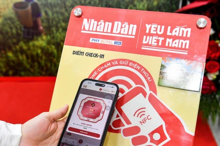 Chỉ cần chạm điện thoại, du khách có thể mở ra một không gian số với nhiều tính năng được tích hợp.