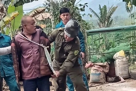 Lực lượng chức năng bắt giữ đối tượng Bùi Văn Chin.