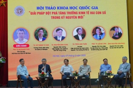 Các diễn giả thảo luận bàn tròn tại hội thảo.