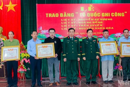 Thừa ủy quyền của Thủ tướng Chính phủ, Thượng tá Nguyễn Trọng Sâm, Trưởng phòng Chính sách Quân khu 4 và Đại tá Nguyễn Bá Duẩn, Chính ủy Bộ Chỉ huy quân sự tỉnh Quảng Trị trao Bằng “Tổ quốc ghi công” cho thân nhân các liệt sĩ.