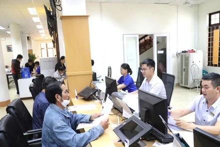 Người dân đến tham gia giải quyết các thủ tục hành chính tại bộ phận một cửa Ủy ban Nhân dân tỉnh Đắk Lắk. (Ảnh: CÔNG LÝ).