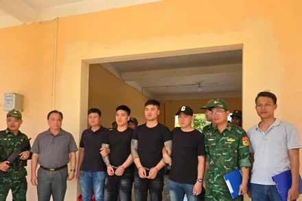 Công an tỉnh Phú Yên phối hợp Đồn biên phòng cửa khẩu quốc tế Lệ Thanh bắt giữ Nhu và Tiến. 