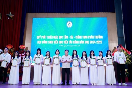 Đại diện Ban tổ chức Diễn đàn "Hợp tác và phát triển" trao quà tặng các sinh viên Học viện Tài chính xuất sắc, có thành tích nghiên cứu-đổi mới sáng tạo.