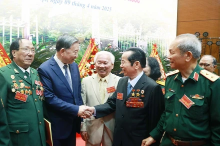 Tổng Bí thư Tô Lâm và các đại biểu tại buổi gặp mặt của lãnh đạo Đảng, Nhà nước với đại diện cựu chiến binh, cựu thanh niên xung phong, dân quân tự vệ tham gia cuộc kháng chiến chống Mỹ cứu nước, ngày 9/4/2025. (Ảnh: TÚ QUÂN)