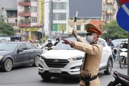  Lực lượng chức năng tổ chức phân luồng giao thông các tuyến đường quanh Hồ Tây từ 2 giờ 30 phút đến 8 giờ sáng 13/4.