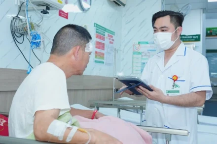 Nhân viên y tế Bệnh viện Bạch Mai sử dụng bệnh án điện tử trong quá trình thăm khám cho bệnh nhân.