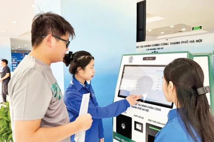 Đoàn viên thanh niên hướng dẫn người dân tiếp cận các nguồn học liệu số.