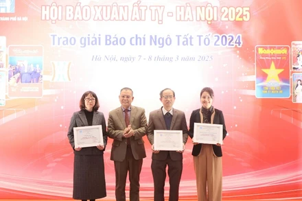 Ban Tổ chức trao Giải Nhất - Giải Bìa báo đẹp cho Báo Nhân Dân và 2 giải gian trưng bày đẹp tại Hội báo Xuân cho Đài Phát thanh - Truyền hình Hà Nội và Thư viện Hà Nội.