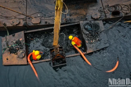 Công nhân Công ty TNHH MTV Thoát nước tiến hành nạo vét sông Tô Lịch. (Ảnh: THÀNH SƠN)