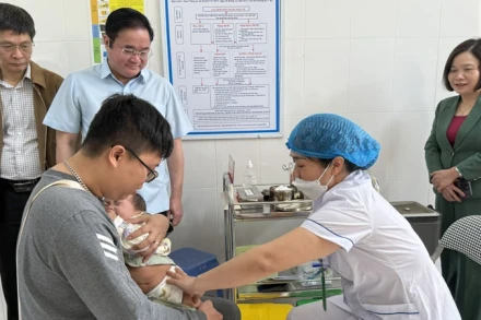 Tiêm vaccine phòng bệnh sởi cho trẻ em tại Trạm Y tế phường Phúc Lợi (quận Long Biên, Hà Nội).