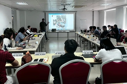 Lớp tập huấn “Kỹ năng chụp và biên tập ảnh bằng smartphone” sáng 21/3. (Ảnh: DIỆU THƯƠNG)