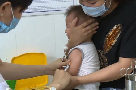 Tiêm vaccine phòng sởi tại Trung tâm Y tế quận Hoàn Kiếm. (Ảnh: THÚY QUỲNH)
