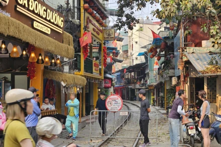 Hàng quán được dẹp ngay sau khi tổ công tác liên ngành đi kiểm tra. (Ảnh: DIỆU THƯƠNG) 